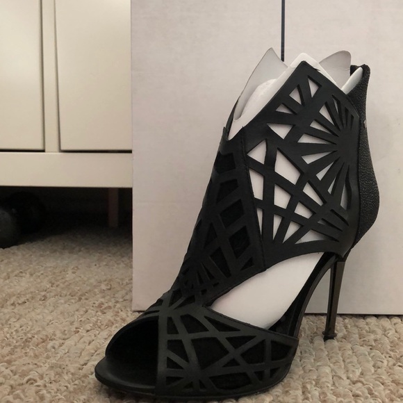 4” Dolce Vita Hadrian laser cut heels - Picture 3 of 7